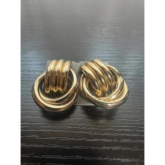 Vintage Gold Tone Clip-On Earrings Made in Taiwan - Picture 1 of 2